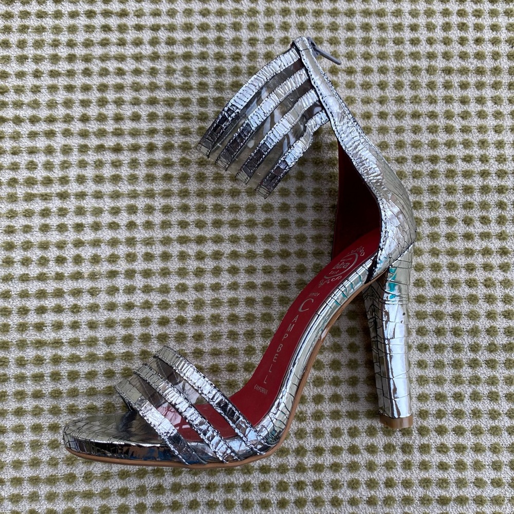 JEFFREY CAMPBELL / SILVER METALLIC HEELS / SIZE: 9